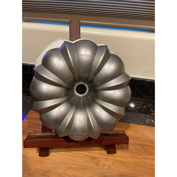 Nordic ware original Bundt pan - Picture 2 of 7